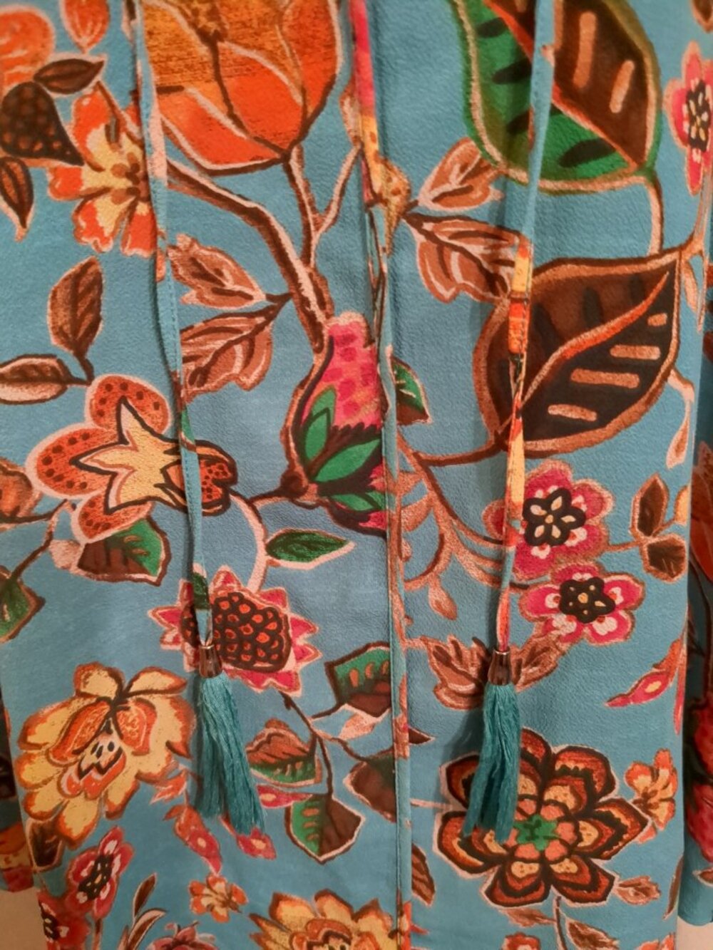 L 🏵 Sleeveless Summertime Floral Top with Tassels - Picture 3 of 14